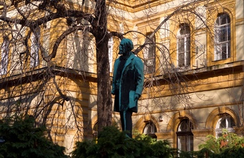 Séták a Trefort-kertben az Emlékhelyek Napján.