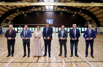 Átadták a felújított Bogdánfy úti sportcsarnokot