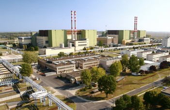 Tímár Gábor geofizikus tart előadást "Az atomoktól a csillagokig" sorozatban.