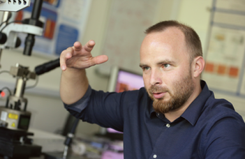 Tapasztó Levente a nanotechnológiába ad betekintést a "Az atomoktól a csillagokig" előadásán.