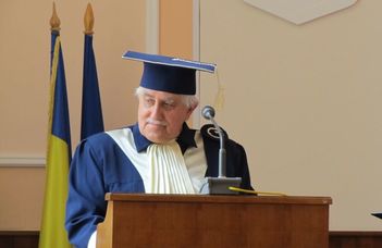 A Petru Maior Egyetem díszdoktorává avatták Szögi Lászlót