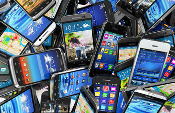 A bizonytalan fiatalok jobban kötődnek a mobiljukhoz
