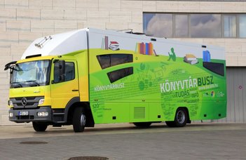 A Bölcsész Napokra látogat a 12 méteres mozgó könyvtár.