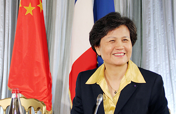 Xu Lin, a Kínai Nyelvoktatási Tanács (Hanban) főigazgatója személyesen veszi át az elismerést.