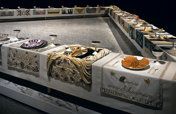 Aknai Katalin mutatja be Judy Chicago "The Dinner Party" című művét a „Mítosz és művészet” sorozatban.