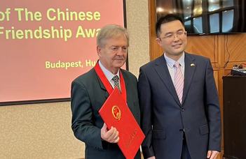 Magas kínai kitüntetésben részesült Záray Gyula