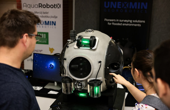 Robot nyújtotta át az aláírandó papírokat az ELTE-n (Index)